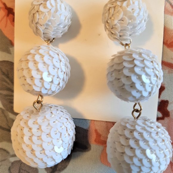 Luna Earrings - Picture 4 of 5